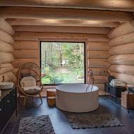 Díky moderním materiálům lze mít dnes ve srubech i velká okna bez rizika, že by jimi pronikal chlad.