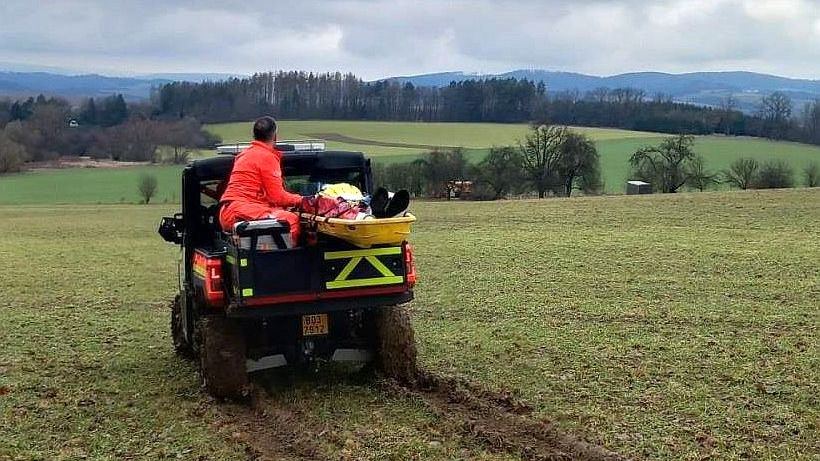 Hasiči zachraňovali v nepřístupném terénu zraněného cyklistu, využili čtyřkolku