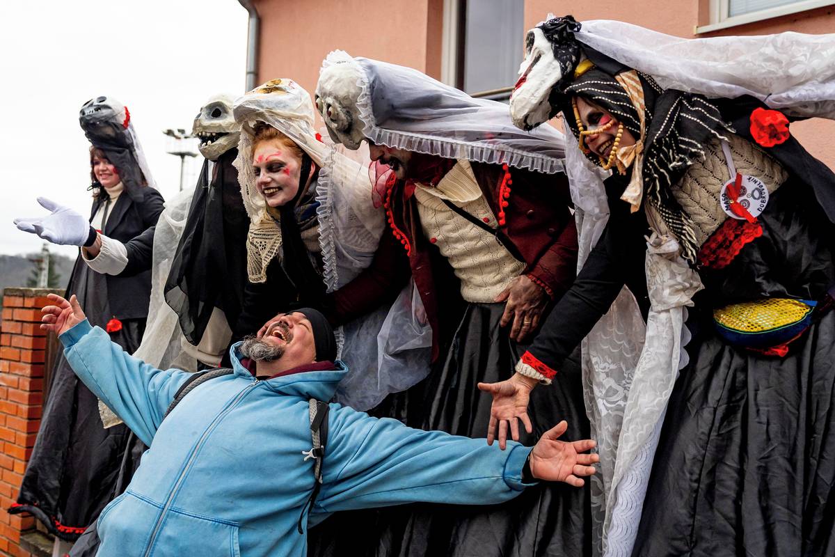 Masopust spadá do období mezi Třemi králi (6. ledna) a Popeleční středou, která zahajuje 40denní půst před Velikonocemi.