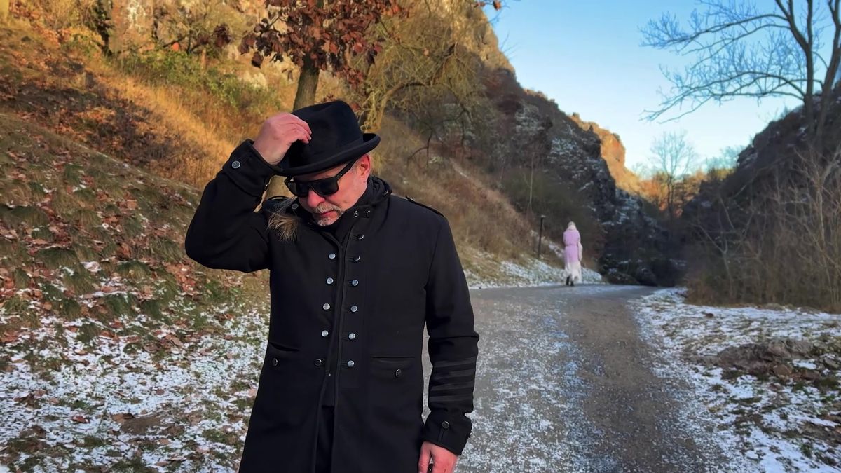 Petr Kolář zpívá o odpouštění láskám, které nás opustily. Nový klip točil se svými syny