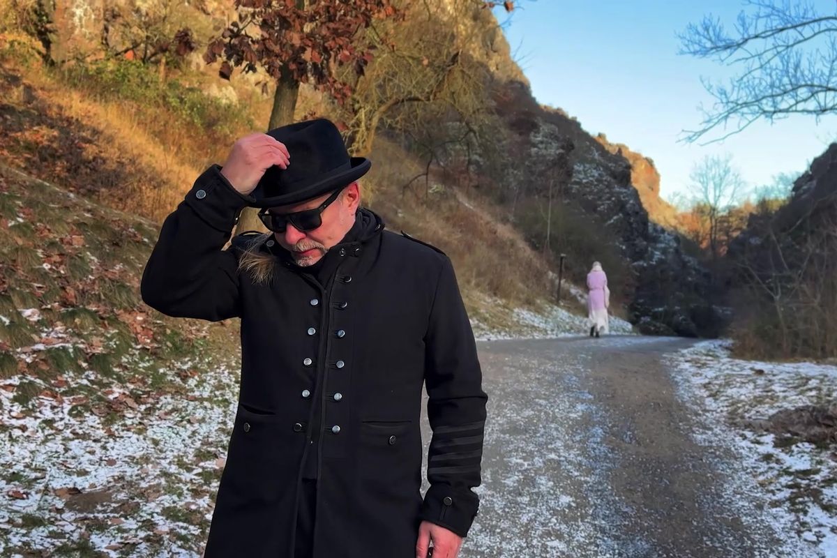 Petr Kolář zpívá o odpouštění láskám, které nás opustily. Nový klip točil se svými syny