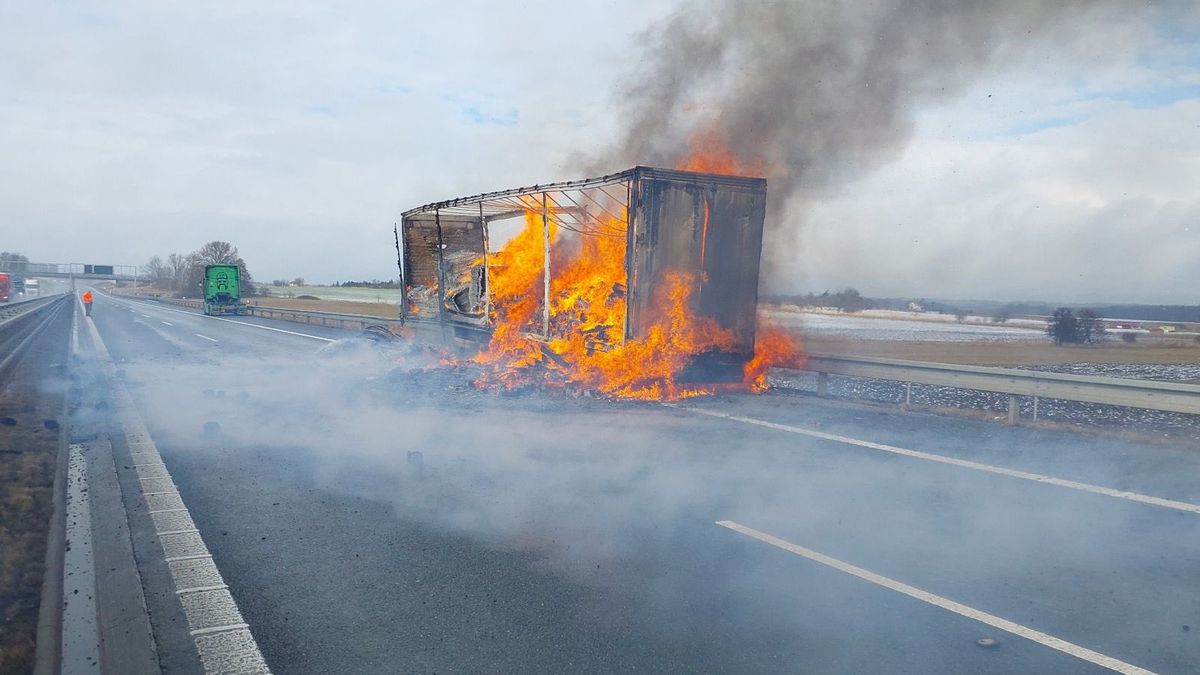 Na dálnici D35 kompletně shořel návěs kamionu