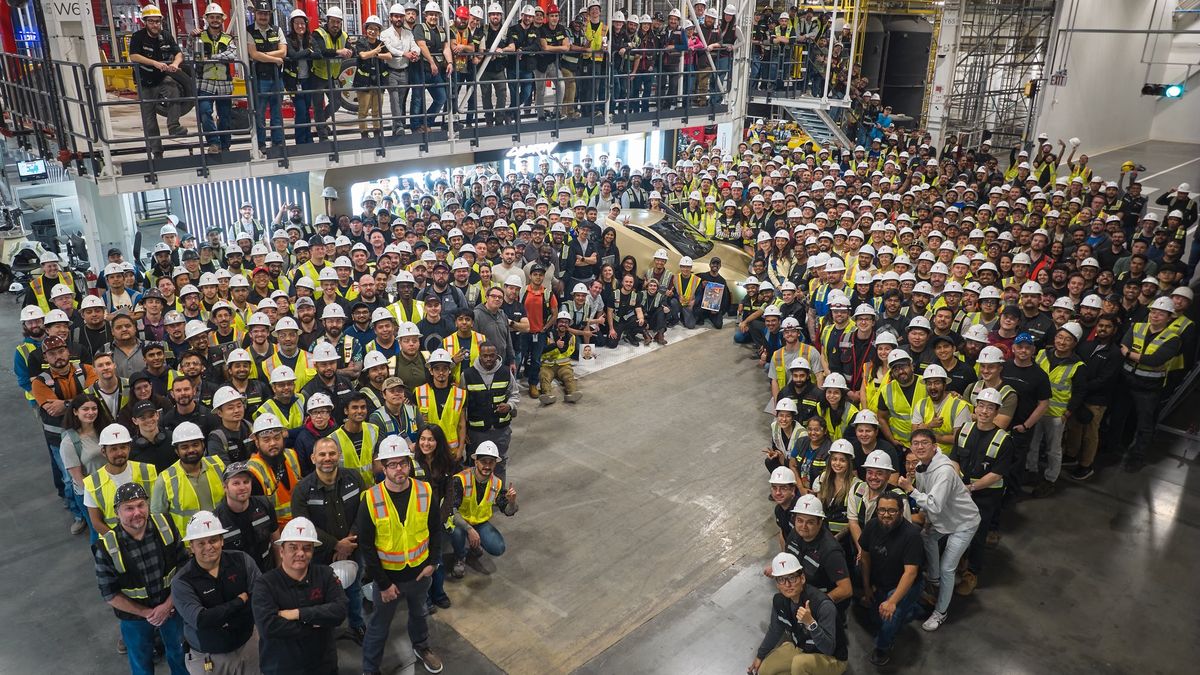 Tesla vyrobila první Cybercab, prodej chce zahájit ještě letos