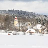 Městys Sněžné neboli Chumelákov má dokonce dva kostely. Tento je katolický.