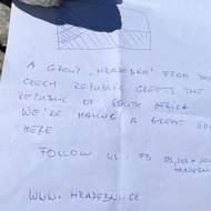 Na vrcholku zanechali pozdrav z České republiky.