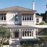 Rezidence pochází z roku 1889, jejím architektem byl Walter Liberty Vernon.