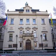 Úřad Vlády. Vyvěšení ukrajinské vlajky dopředu avizoval premiér Andrej Babiš. 