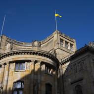 Vlajka napadeného státu vlaje nad Ministrem průmyslu a obchodu.