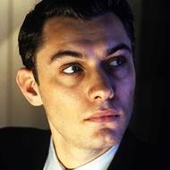 Než se stal mezinárodní hvězdou, objevil se ve sci-fi dramatu Gattaca (1997, režie Andrew Niccol). Nebyla to hlavní role, ale Law už tehdy působil jako někdo, kdo má ambice. Chladný, ctižádostivý, lehce zranitelný.