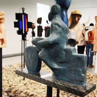 Sádrová plastika Na motorce z konce 50. let od Valeriana Karouška