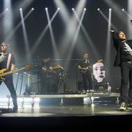 Tata Bojs ve světlech reflektorů