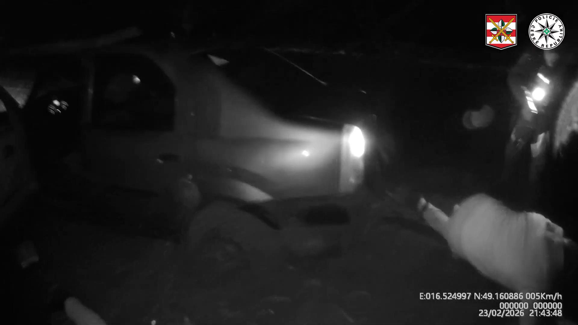 Người lái xe chạy trốn bị chặn lại