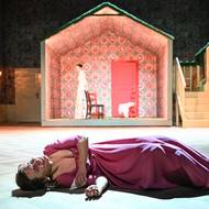 Pohled na scénu Marka Cpina k inscenaci Rozum a cit, vpředu leží Marianne (Nikol Wetterová).