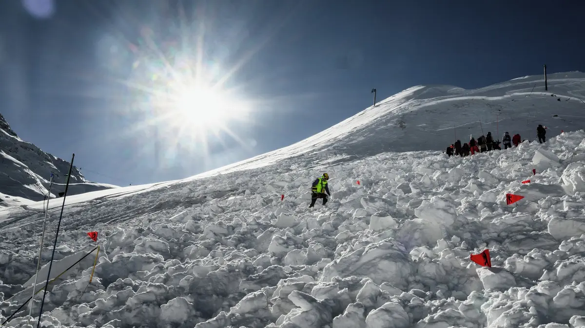 V Alpách platí nejvyšší stupeň lavinového nebezpečí, připadnou dva metry sněhu