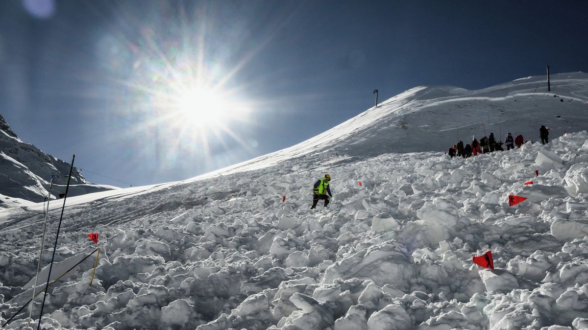 V Alpách platí nejvyšší stupeň lavinového nebezpečí, připadnou dva metry sněhu