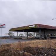 Čerpací stanice u obce Zbizuby na Kutnohorsku ve Středočeském kraji. Ještě před pár lety se zde návštěvníci mohli najíst ve velkolepém bistru ve stylu amerických motorestaurací. Dnes je pumpa již několik let uzavřená.