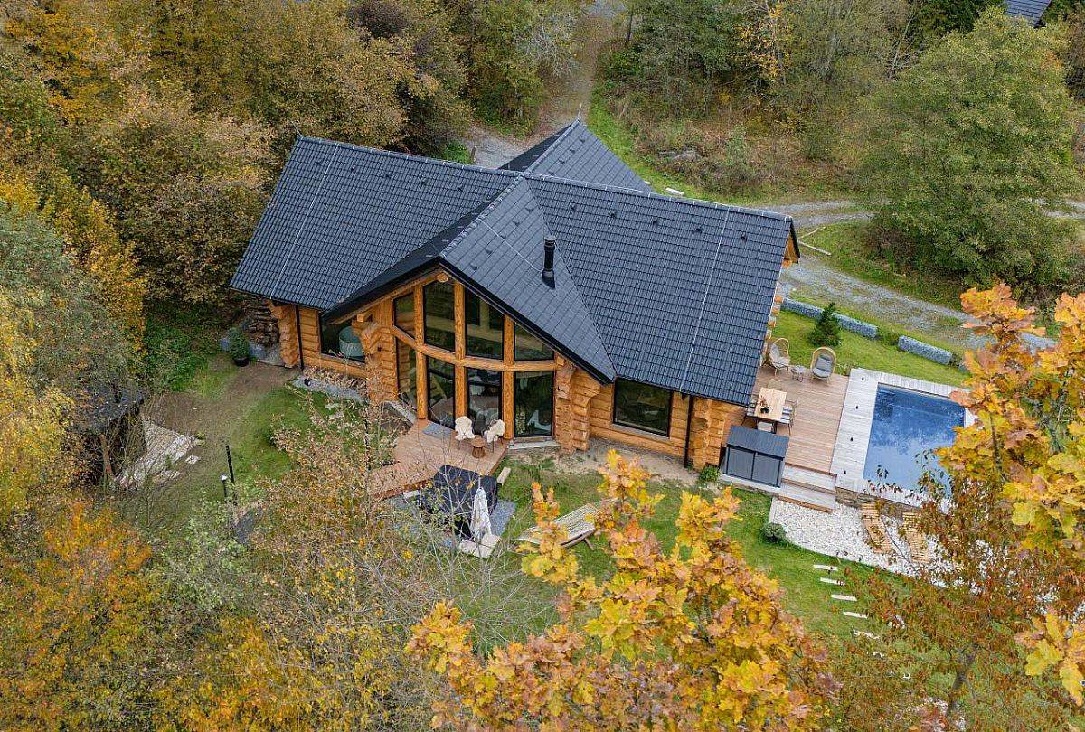 Srub má půdorys do kříže.