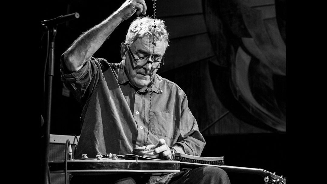 I když hraju sám, mám partnery, říká kytarista Fred Frith