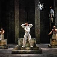 Lovce Aktaióna hraje Filip Březina (vlevo). Na snímku se Zdeňkem Piškulou (uprostřed) v roli boha světla Apollóna a Tomášem Havlínkem alias Kyparissem, krásným mladíkem, jehož Apollón miloval.