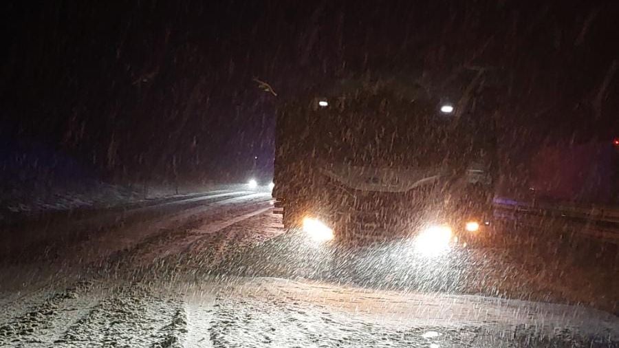 „Ťokův průsmyk“ opět prověřil řidiče. Kamiony blokovaly cestu sypačům, kritizuje ŘSD