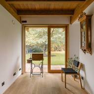 Pracovně i ložnici dominuje dřevo. 