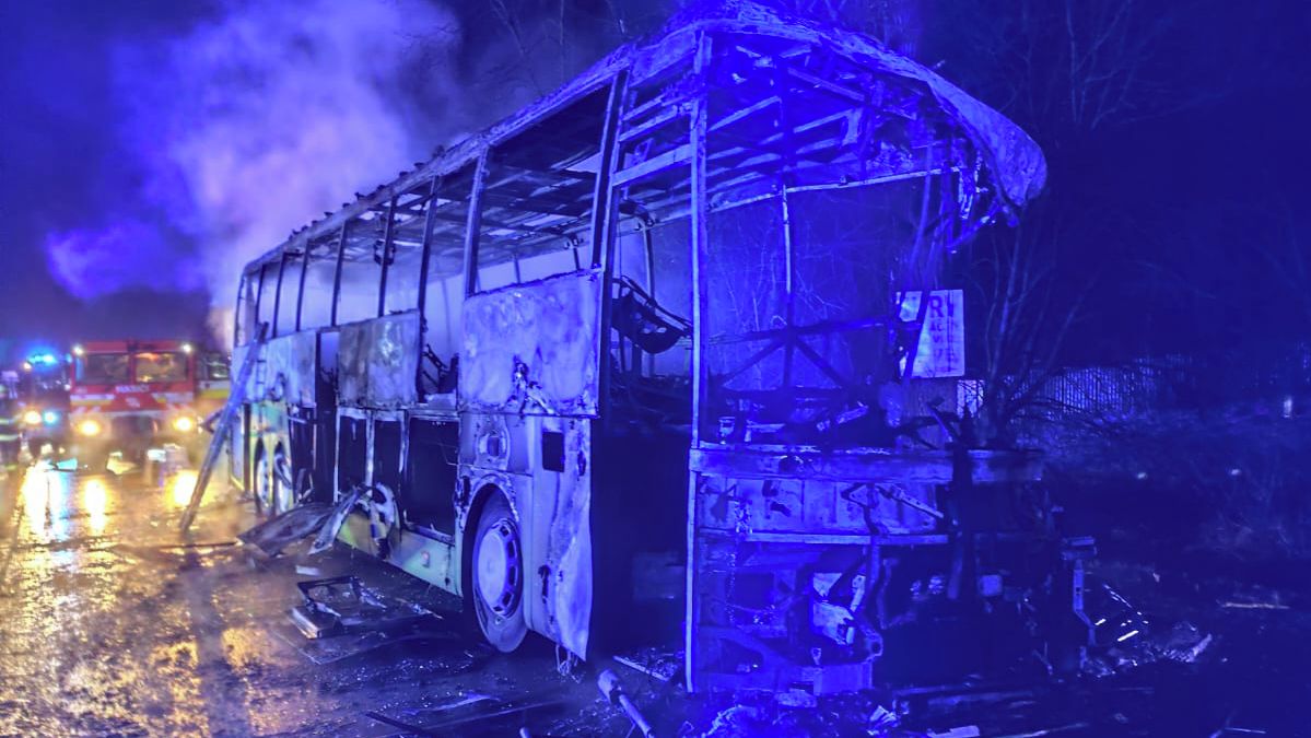 Na Slovensku se srazil kamion s autobusem z Polska, jeho řidič uhořel