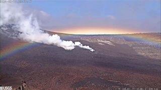 Po další erupci se nad sopkou na Havaji objevila duha