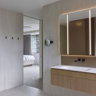 Jemné podsvětlení v koupelně působí příjemně, a to jak po ránu, tak naopak navečer.