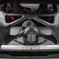 V kufru byly prakticky uloženy závodní helmy.