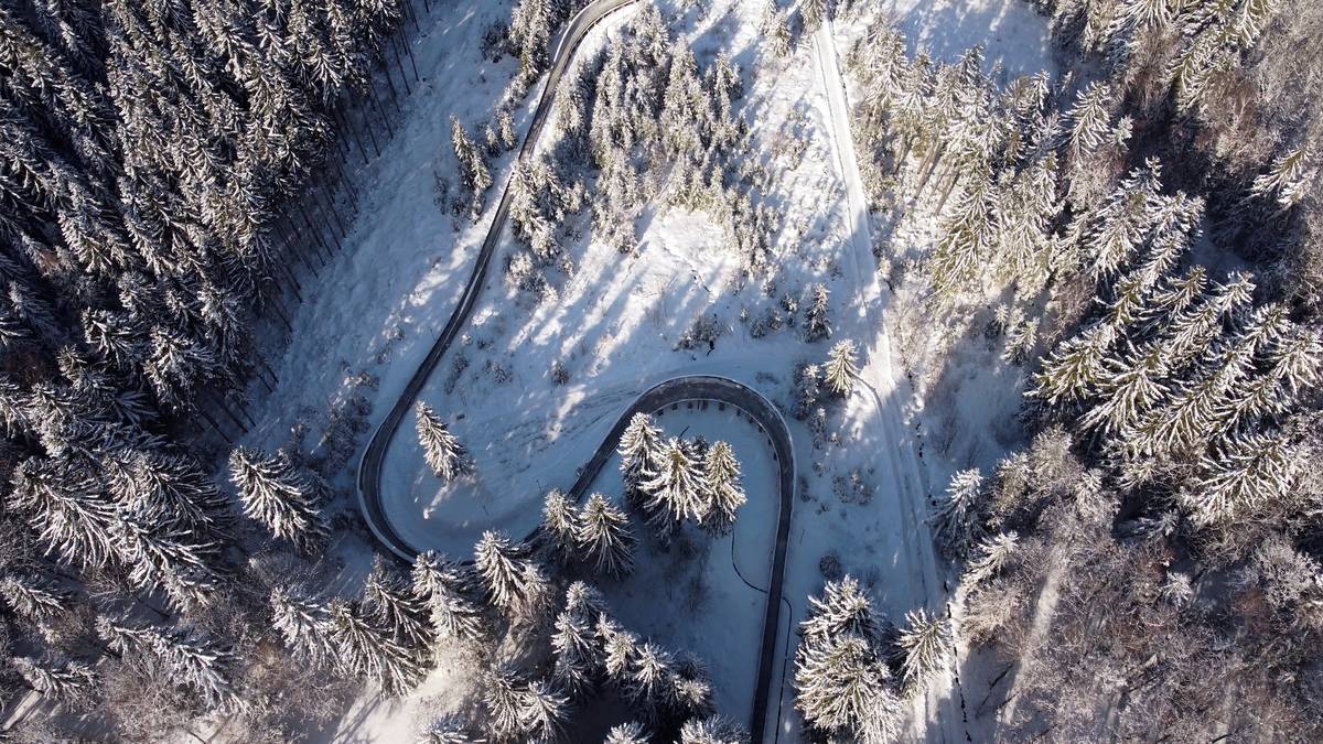 Závodní sáňkařská dráha má na délku víc než kilometr.