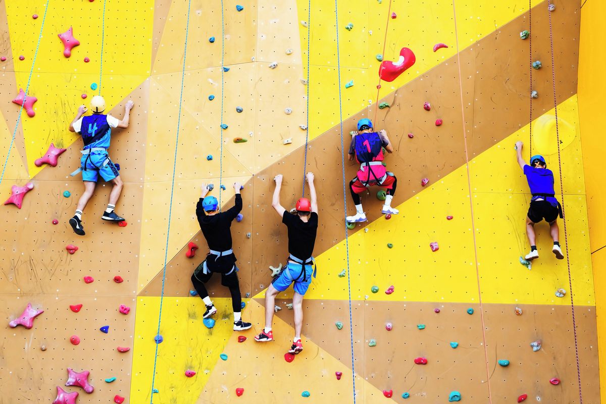 Tchajwanští studenti u závěrečných zkoušek lezou na umělou stěnu. Posiluje to morálku, tvrdí škola