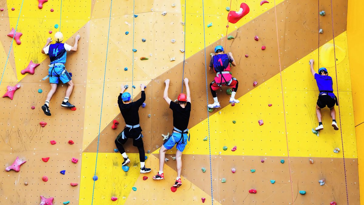 Tchajwanští studenti u závěrečných zkoušek lezou na umělou stěnu. Posiluje to morálku, tvrdí škola