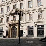 Výstava se koná v Kafkově domě u Staroměstského náměstí v Praze.