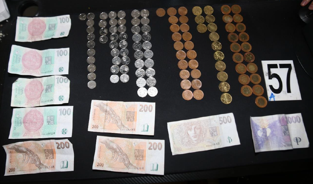 Vydávali se za školačku a od mužů loudili intimní fotky. Přišli si na miliony