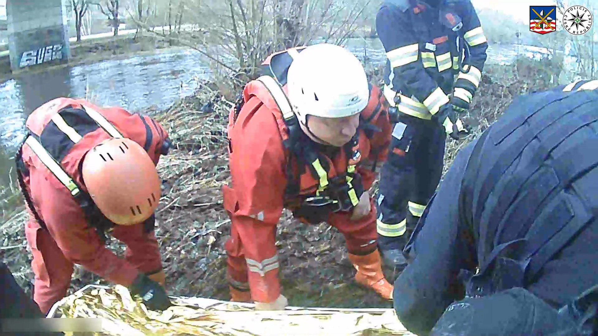 V Ohři se topil jednačtyřicetiletý muž, zachránili ho karlovarští policisté 