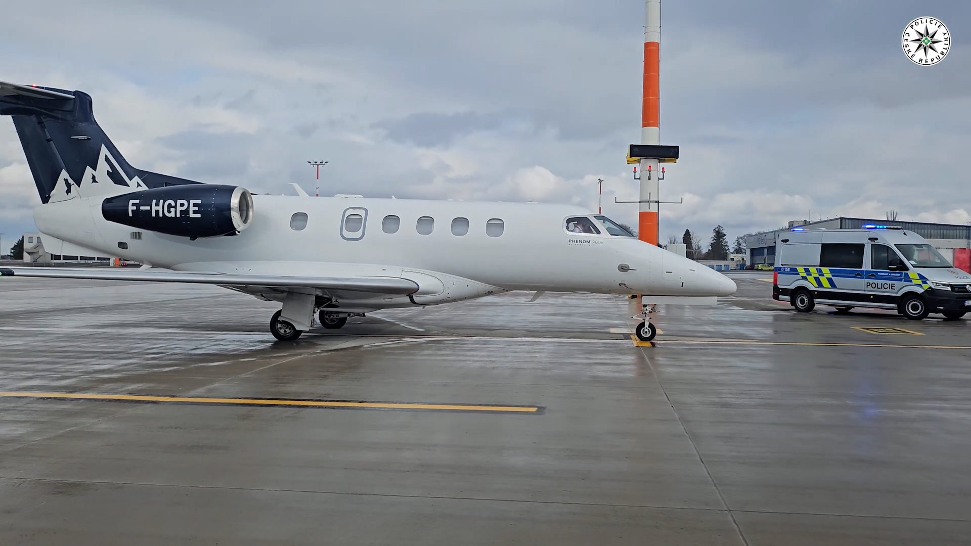 Agresivní a nevyzpytatelný. Pro zločince si do Prahy přiletěla švýcarská policie soukromým tryskáčem