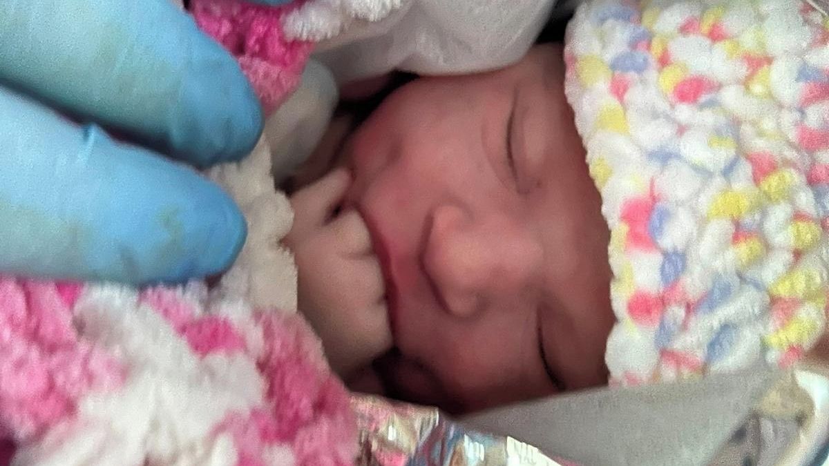 Miminka přišla na svět dřív, než stihla přijet záchranka. Jedna maminka rodila na dálnici