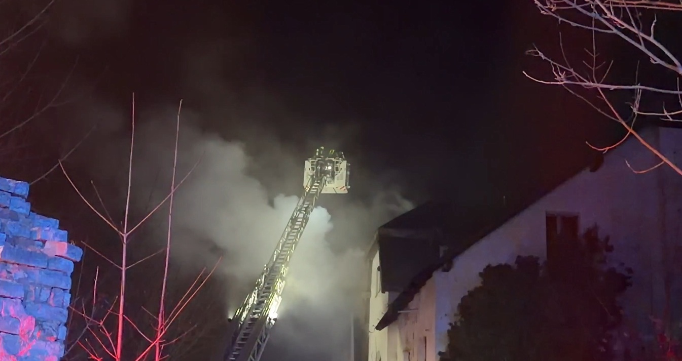 Požár poničil památkově chráněnou budovu v areálu zámku na pražském Veleslavíně