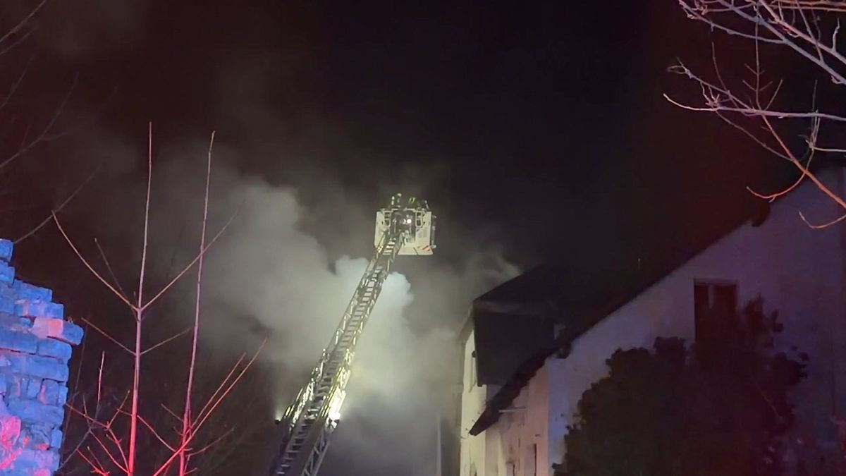 Požár poničil památkově chráněnou budovu v areálu zámku na pražském Veleslavíně