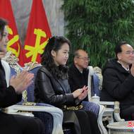 Kim Ču-e, na snímku uprostřed, se narodila zřejmě v roce 2012, možná 2013. Na veřejnosti se objevuje od roku 2022 a severokorejská státní agentura ji označuje jako „vzácnou“ nebo „milovanou“ dceru. 