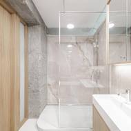 Kromě vany se do koupelny vešel i prostorný sprchový kout.