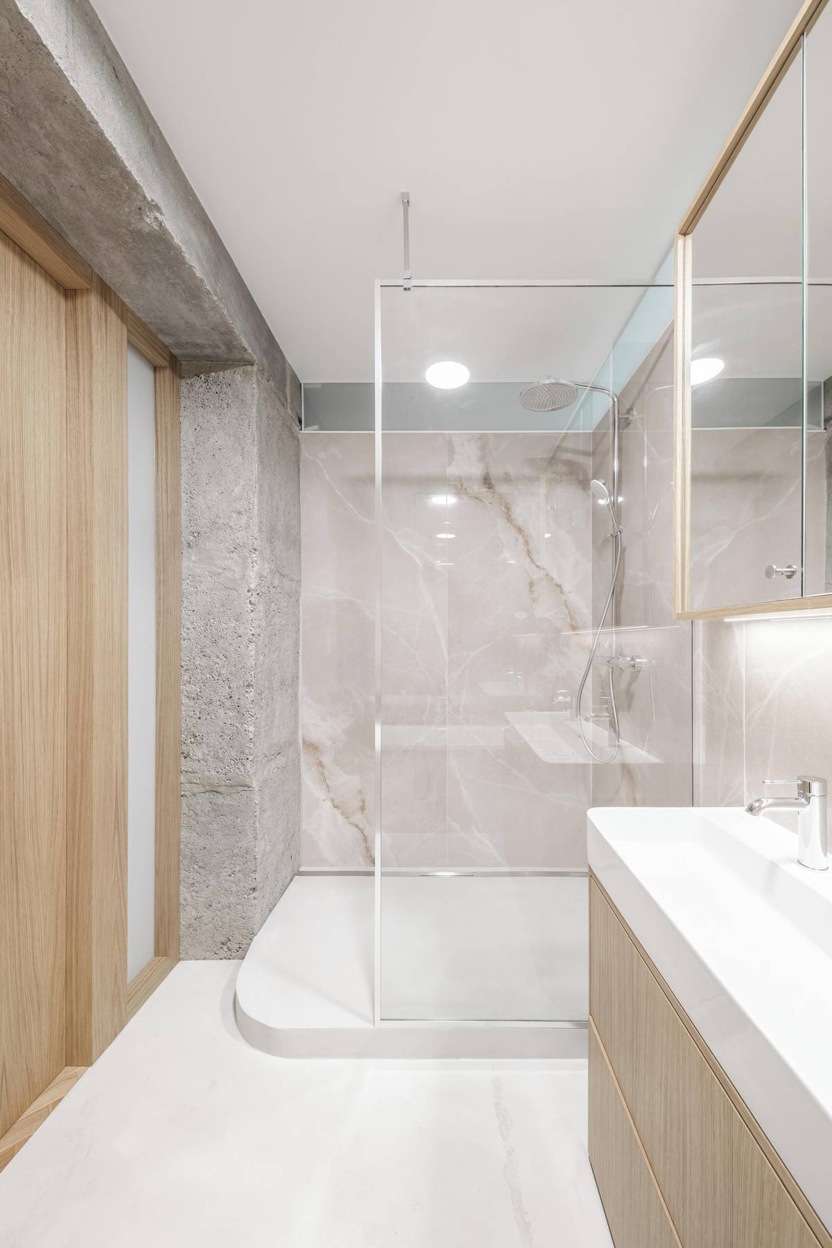 Kromě vany se do koupelny vešel i prostorný sprchový kout.