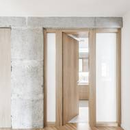 Bezzárubňové dveře sahají téměř až do výšky nosného systému.