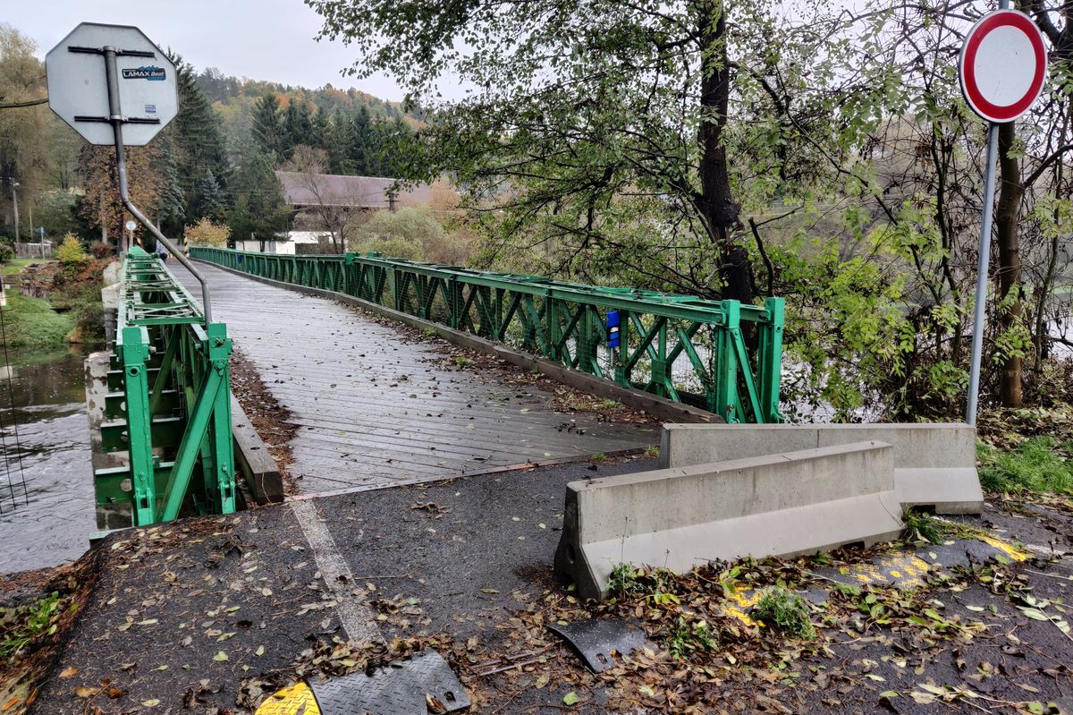 Kvůli uzavřenému mostu vodí rodiče na Karlovarsku už roky své děti do školy kilometry pěšky. Řešení je stále v nedohlednu