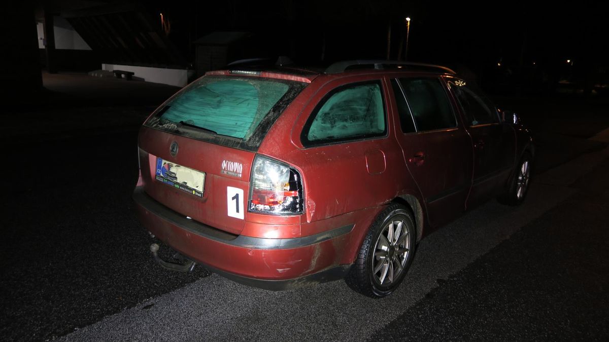 Na mol opilému kamarádovi nejprve zavolali sanitu, pak se snažil odjet autem