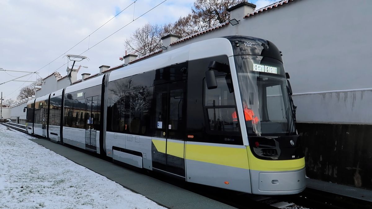 Plzeňská Škoda představila tramvaj pro italské Bergamo. Nechybí jí antikolizní systém