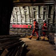 Kolejiště je v provozu, ale na nástupišti se intenzvině pracuje 