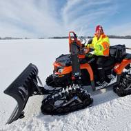 Josef Holemář ze žďárské organizace Sportis využívá k úpravě lyžařských stop pásovou čtyřkolku s novým přídavným zařízením.