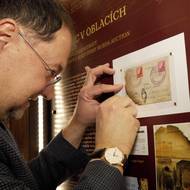 David Kopřiva při přípravě výstavy