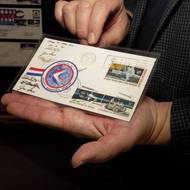 Obálka, která se podívala na Měsíc.